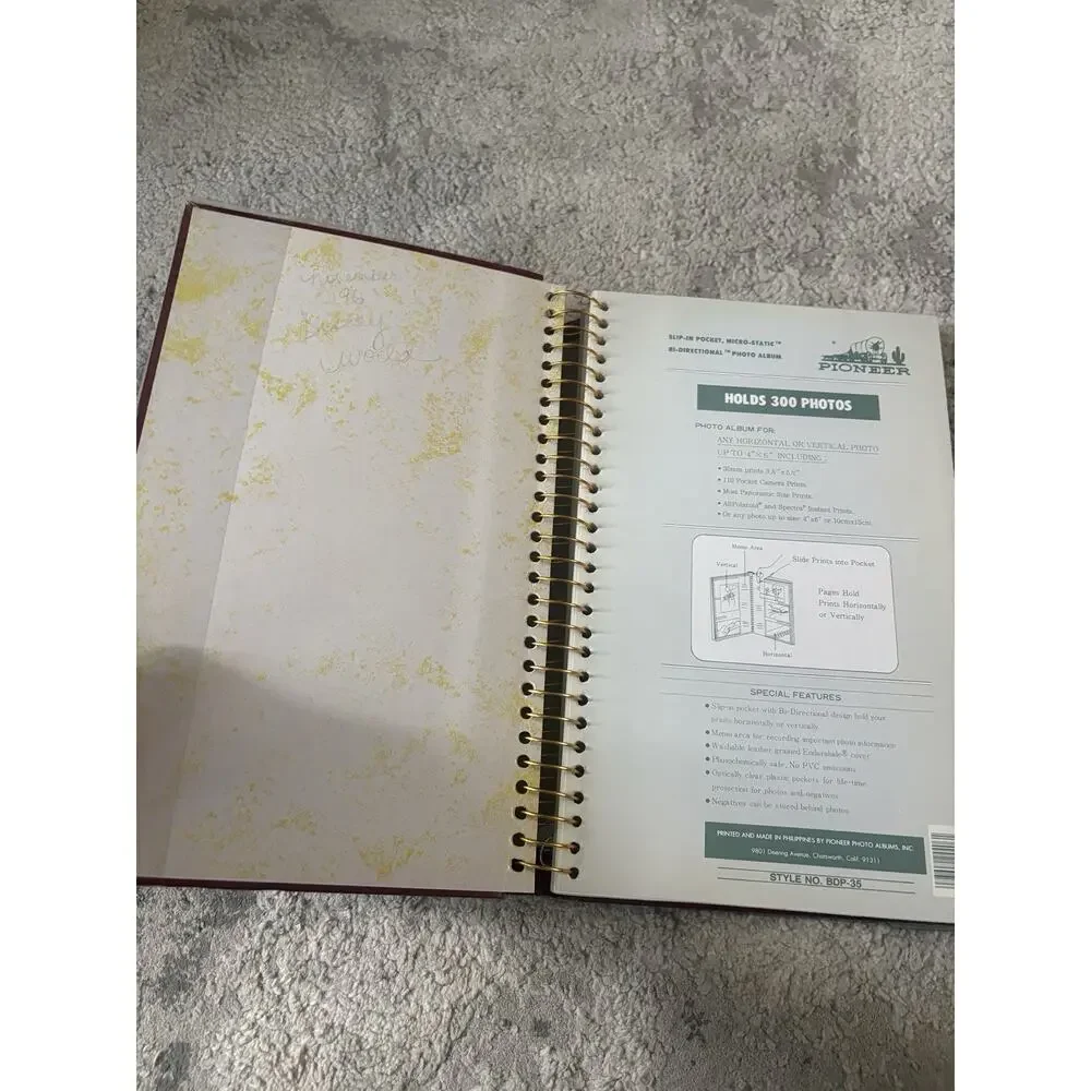 Spiral Bound Photo Album 300 Bi-Directional Memo Pockets Hold 4x6 Photos RED